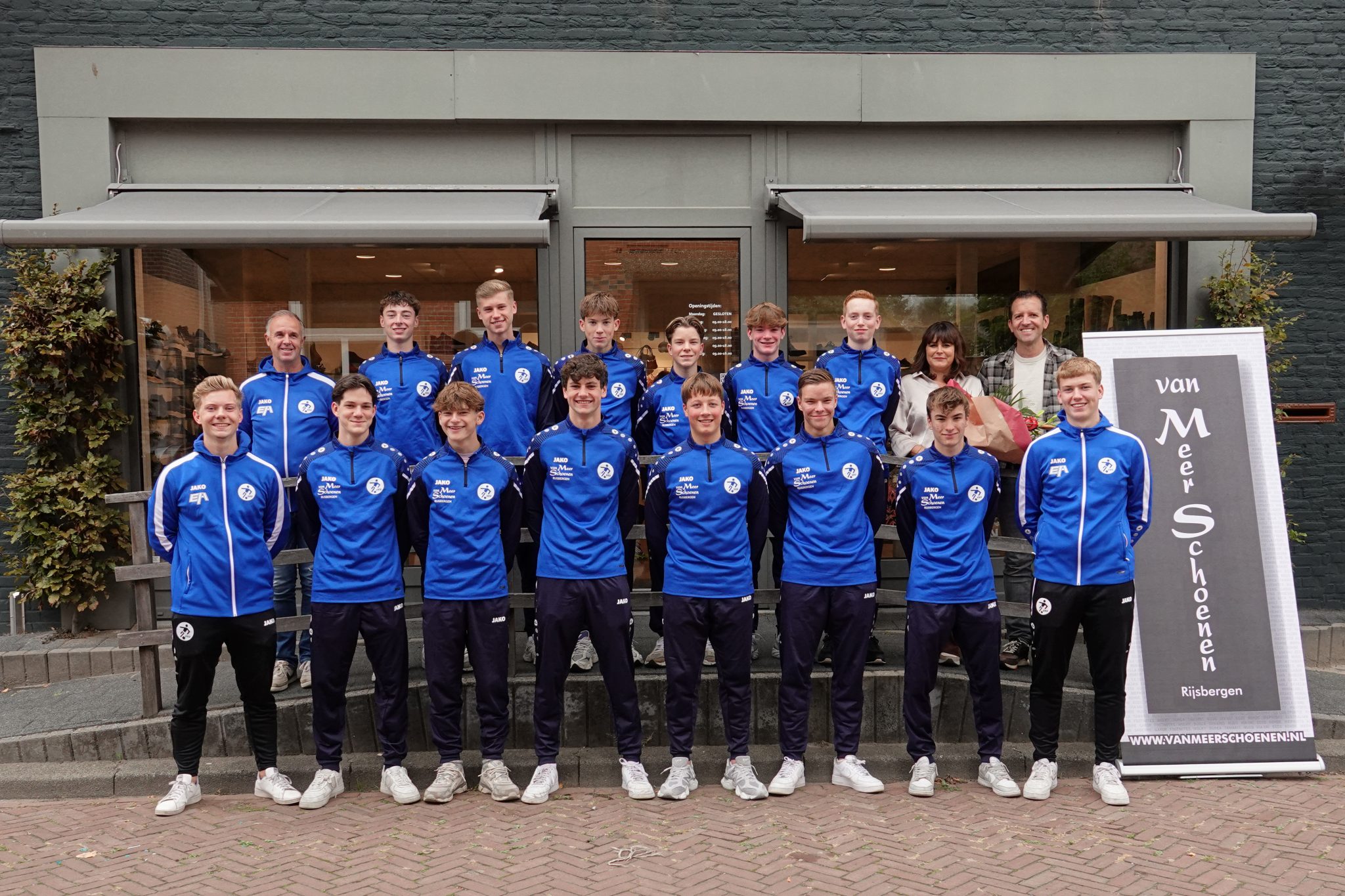 Van Meer Schoenen & Sport Rijsbergen laat VVR JO17-1 schitteren